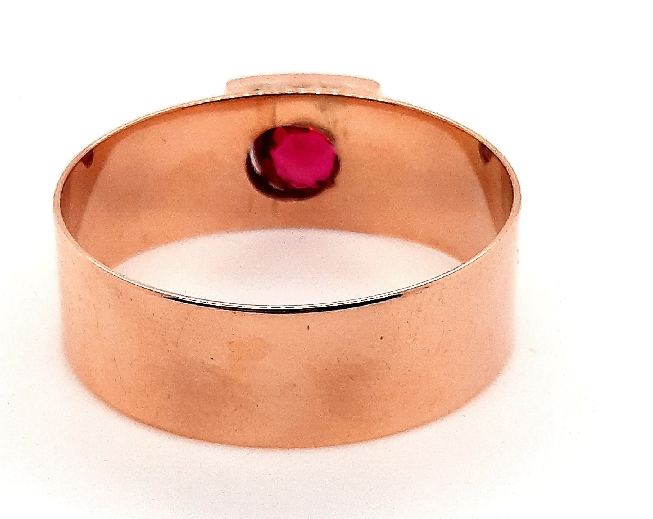 9ct Yellow Gold Garnet Ring with Hand Engraved Shoulders