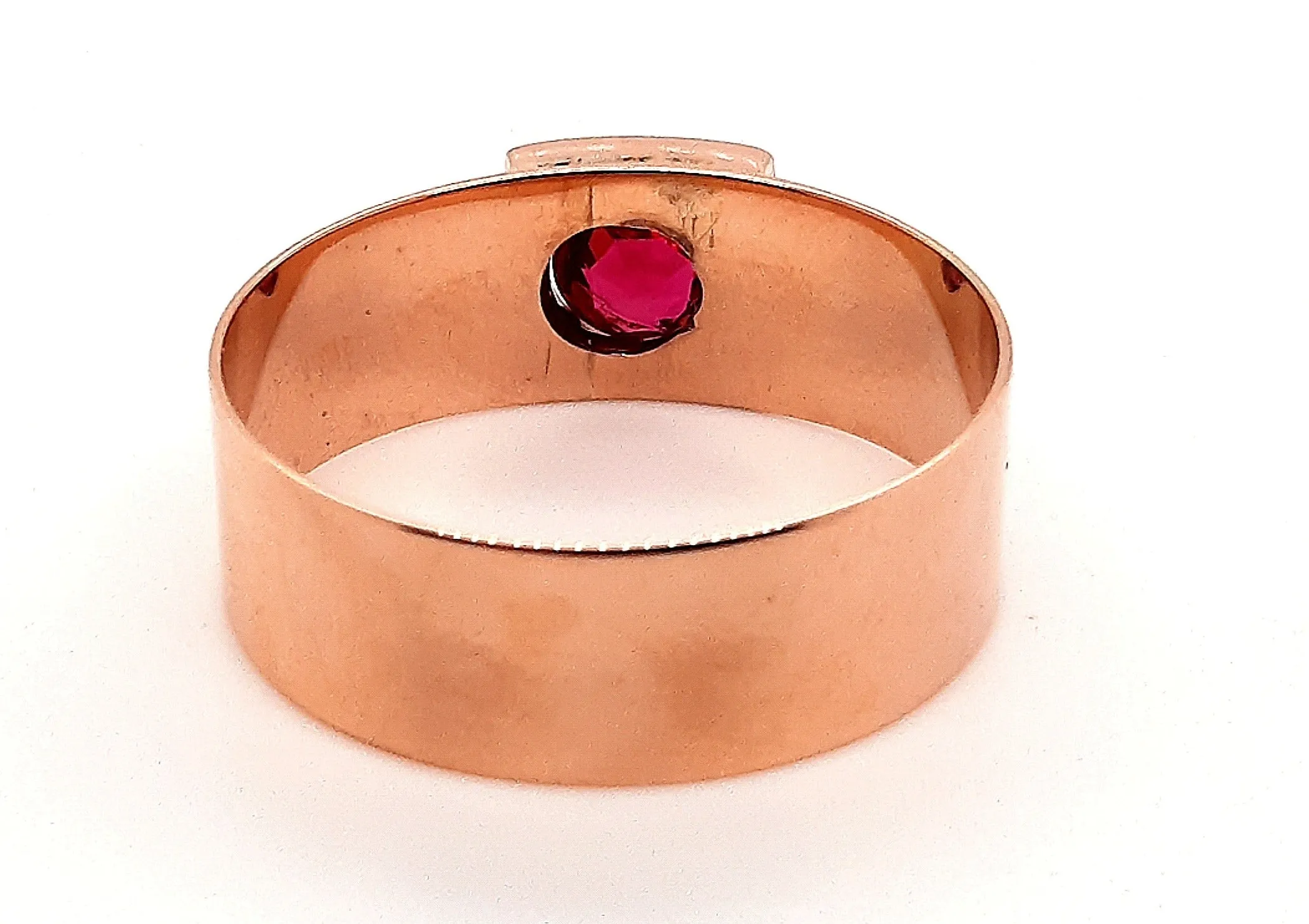 9ct Yellow Gold Garnet Ring with Hand Engraved Shoulders