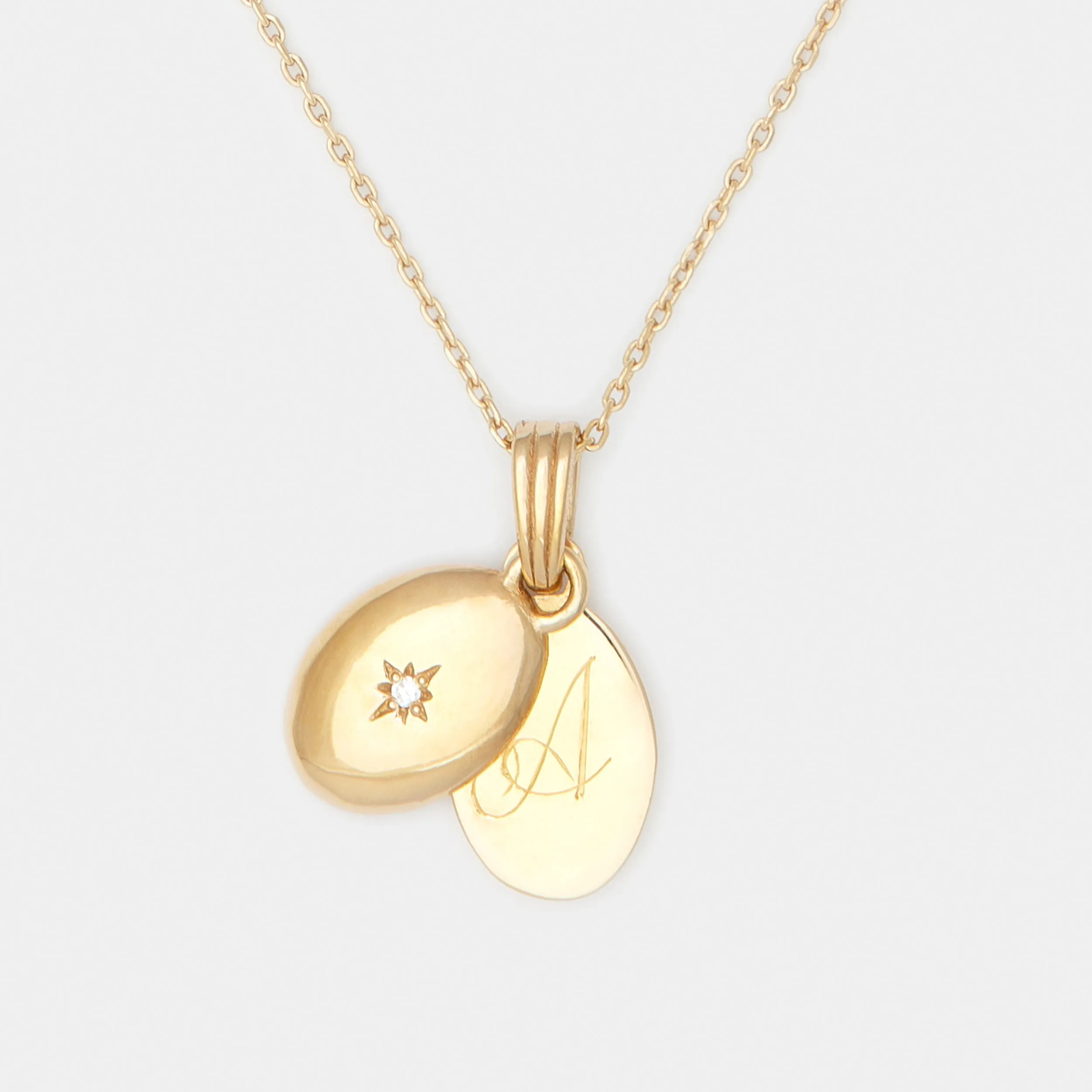 Madeline's Locket in Gold - Vintage Oval